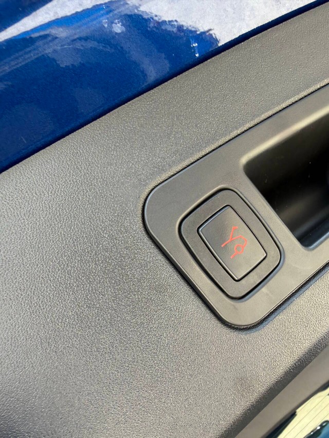 Tesla Model S Vehicle Full-screen Gallery Image 39