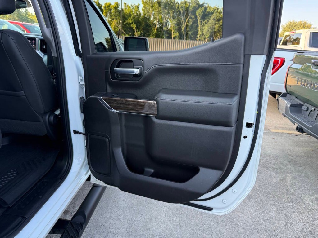 Chevrolet Silverado 1500 Vehicle Full-screen Gallery Image 16
