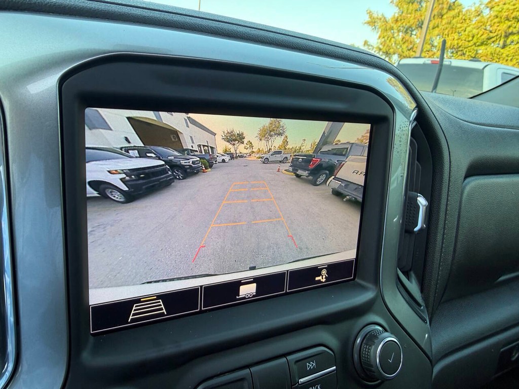 Chevrolet Silverado 1500 Vehicle Full-screen Gallery Image 26