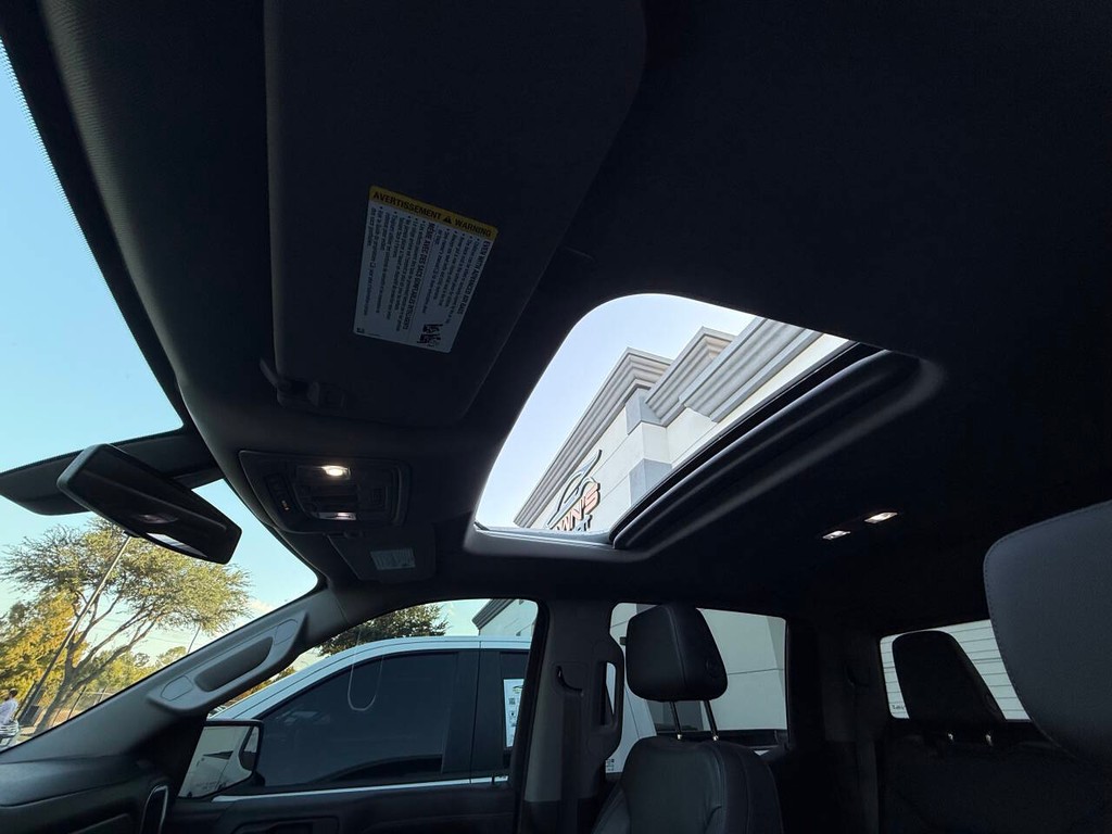 Chevrolet Silverado 1500 Vehicle Full-screen Gallery Image 31
