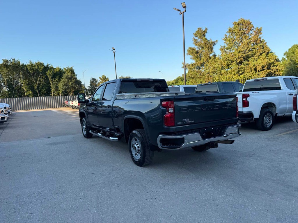Chevrolet Silverado 2500HD Vehicle Full-screen Gallery Image 04