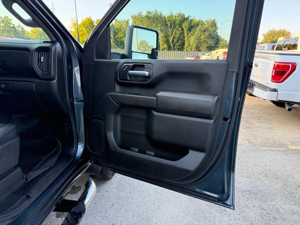 Chevrolet Silverado 2500HD Vehicle Full-screen Gallery Image 11