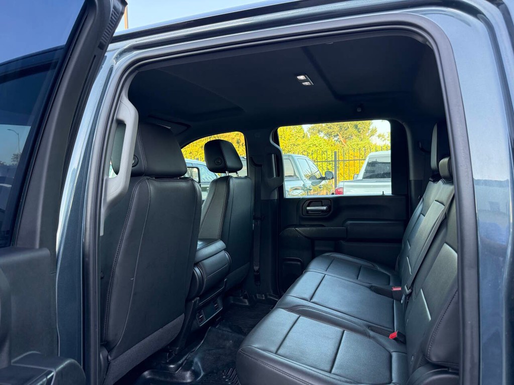 Chevrolet Silverado 2500HD Vehicle Full-screen Gallery Image 12