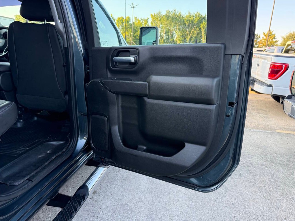 Chevrolet Silverado 2500HD Vehicle Full-screen Gallery Image 16