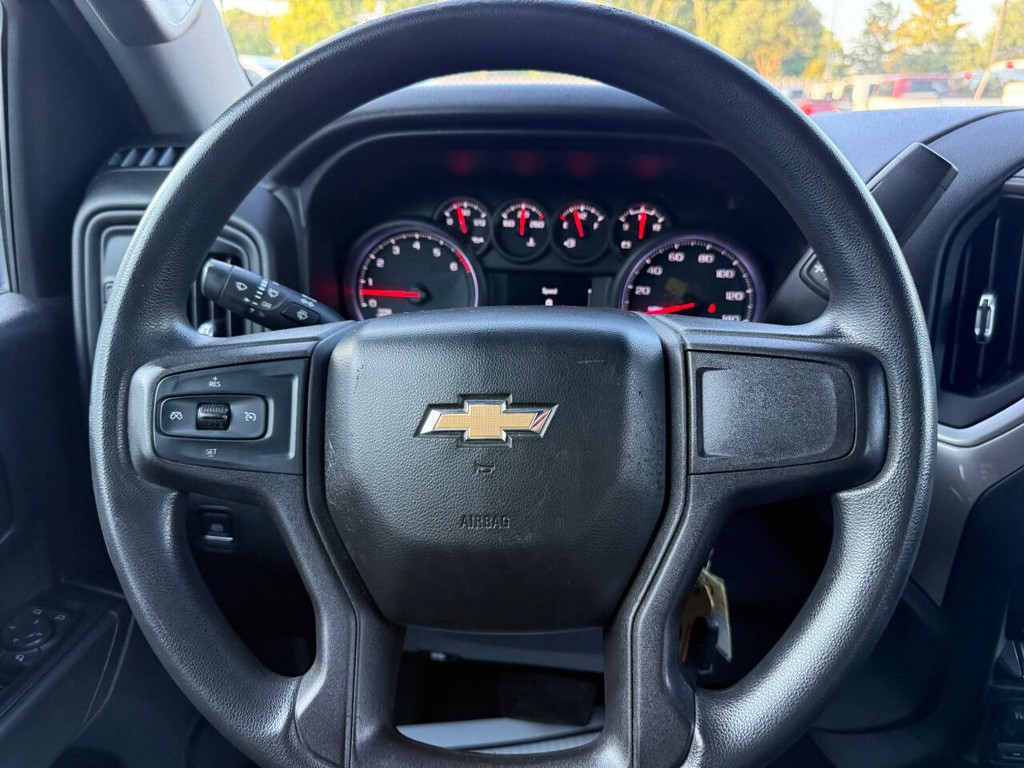 Chevrolet Silverado 2500HD Vehicle Full-screen Gallery Image 23