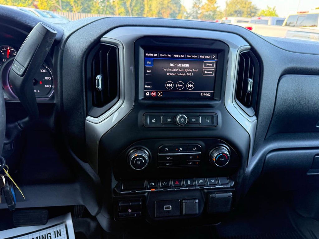 Chevrolet Silverado 2500HD Vehicle Full-screen Gallery Image 24