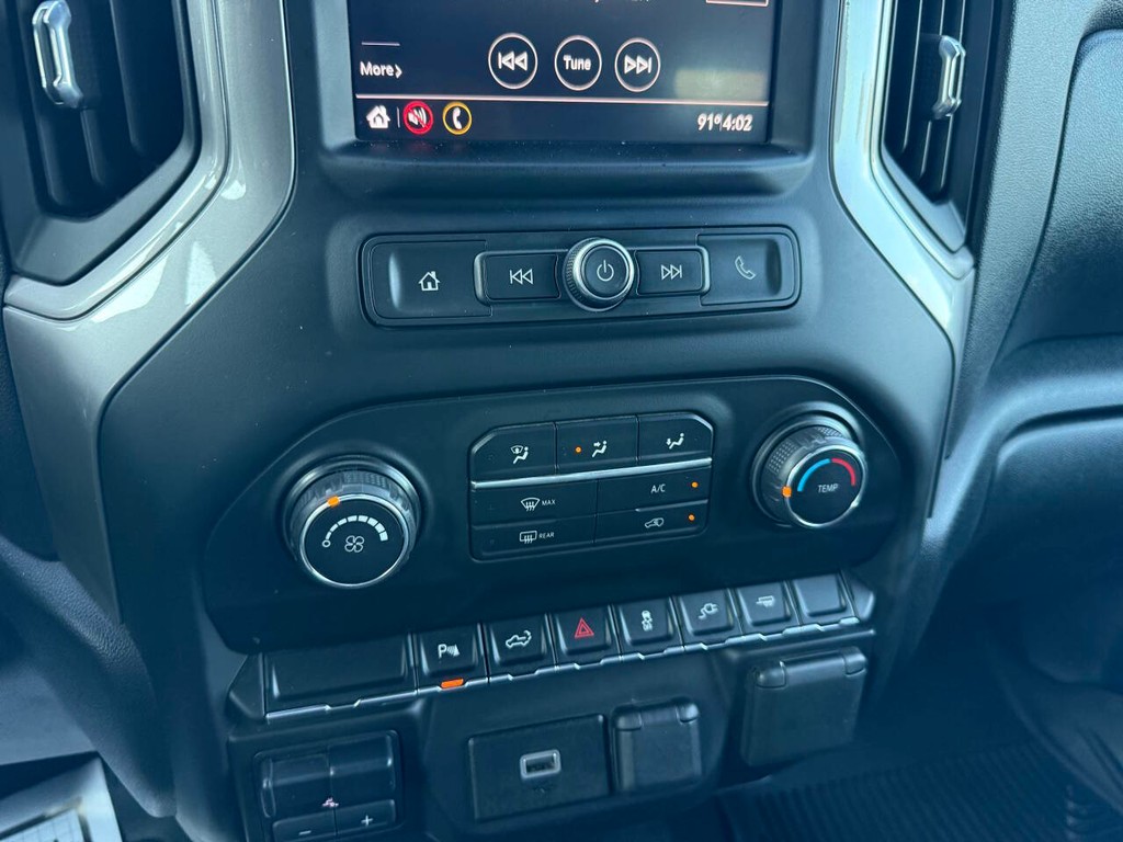 Chevrolet Silverado 2500HD Vehicle Full-screen Gallery Image 28