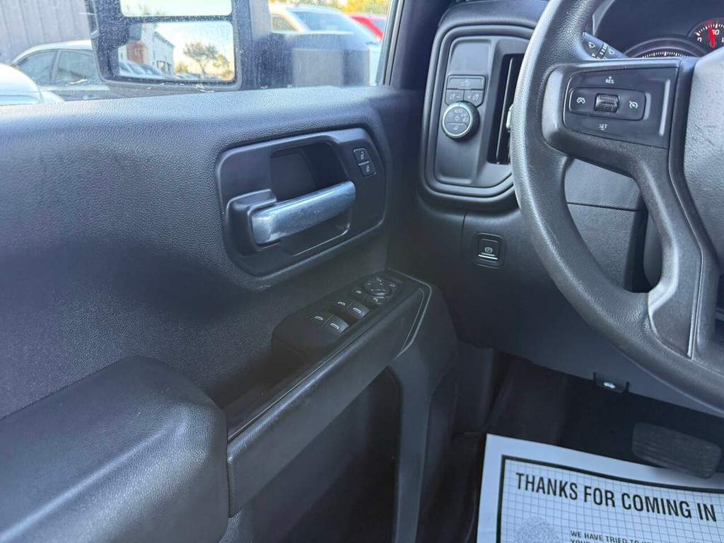 Chevrolet Silverado 2500HD Vehicle Full-screen Gallery Image 31