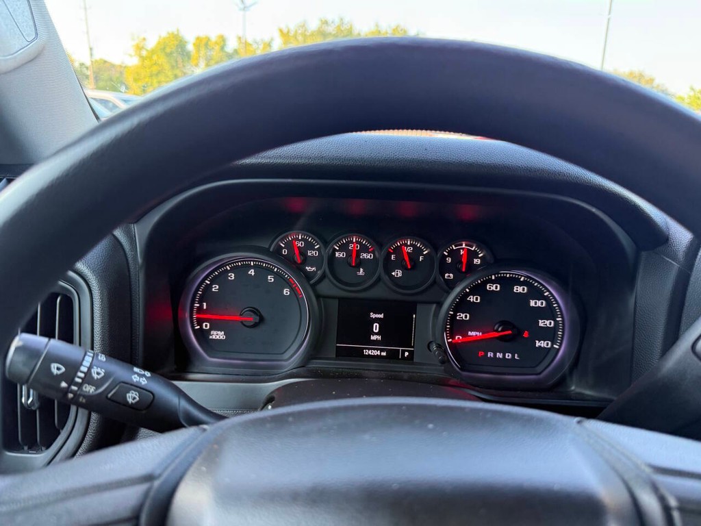 Chevrolet Silverado 2500HD Vehicle Full-screen Gallery Image 32