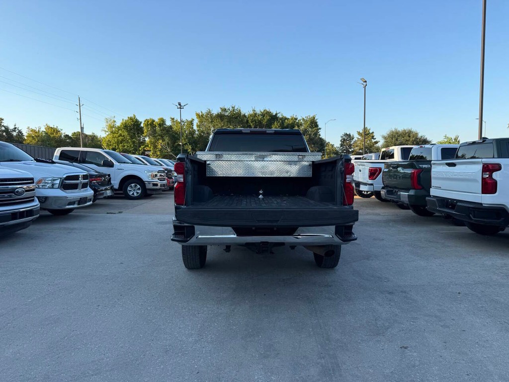 Chevrolet Silverado 2500HD Vehicle Full-screen Gallery Image 38