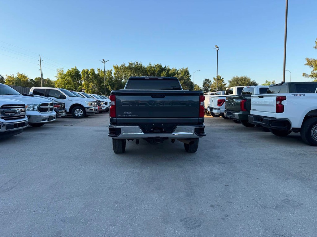 Chevrolet Silverado 2500HD Vehicle Full-screen Gallery Image 39