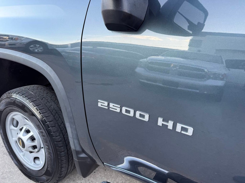 Chevrolet Silverado 2500HD Vehicle Full-screen Gallery Image 40