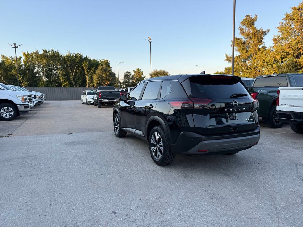 Nissan Rogue Vehicle Full-screen Gallery Image 04