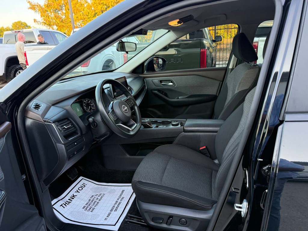 Nissan Rogue Vehicle Full-screen Gallery Image 07