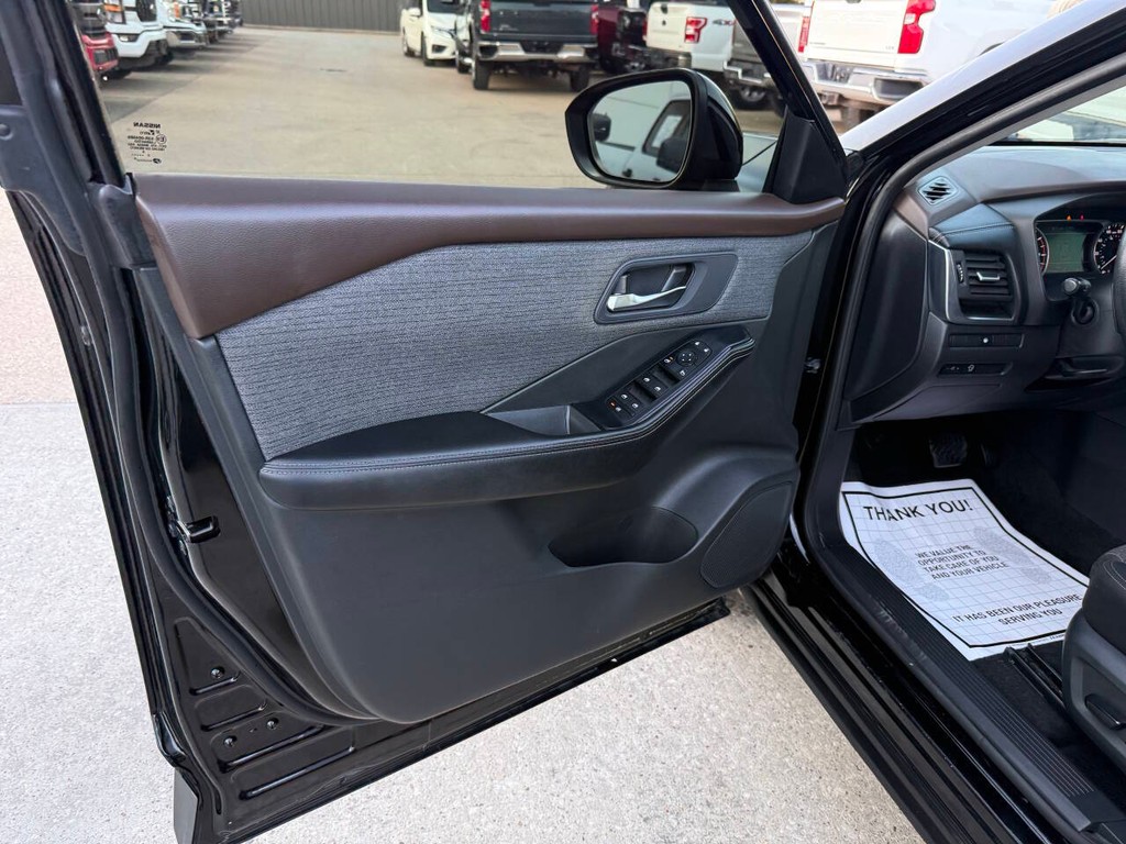 Nissan Rogue Vehicle Full-screen Gallery Image 08