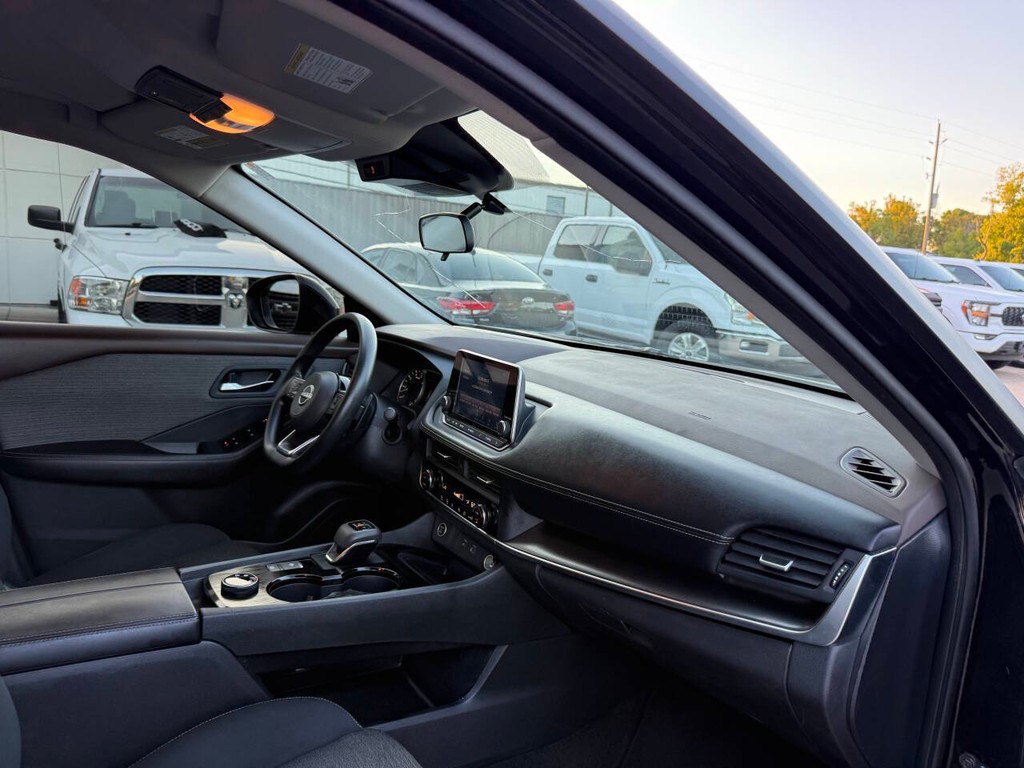 Nissan Rogue Vehicle Full-screen Gallery Image 09