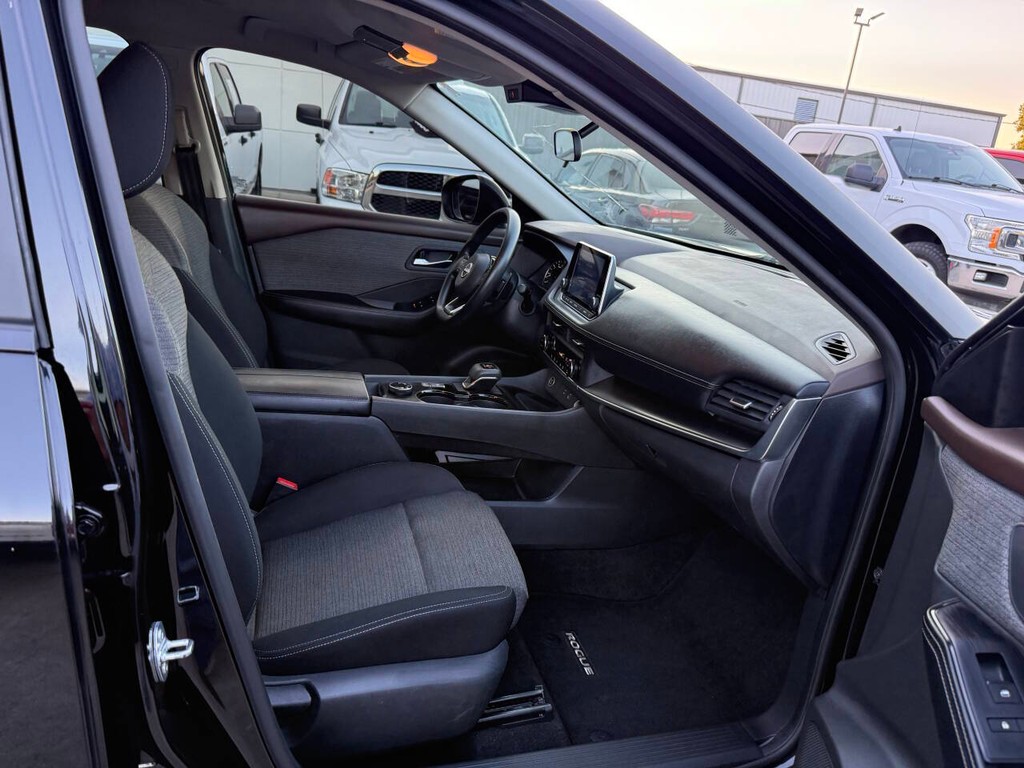 Nissan Rogue Vehicle Full-screen Gallery Image 10