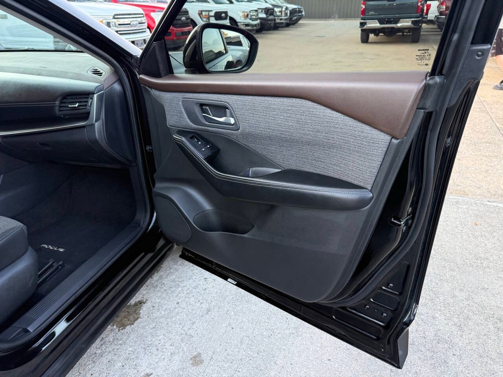 Nissan Rogue Vehicle Full-screen Gallery Image 11