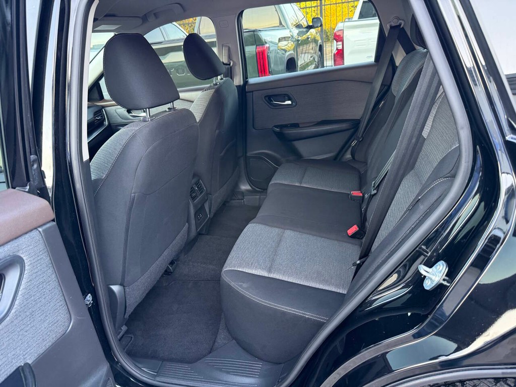 Nissan Rogue Vehicle Full-screen Gallery Image 13