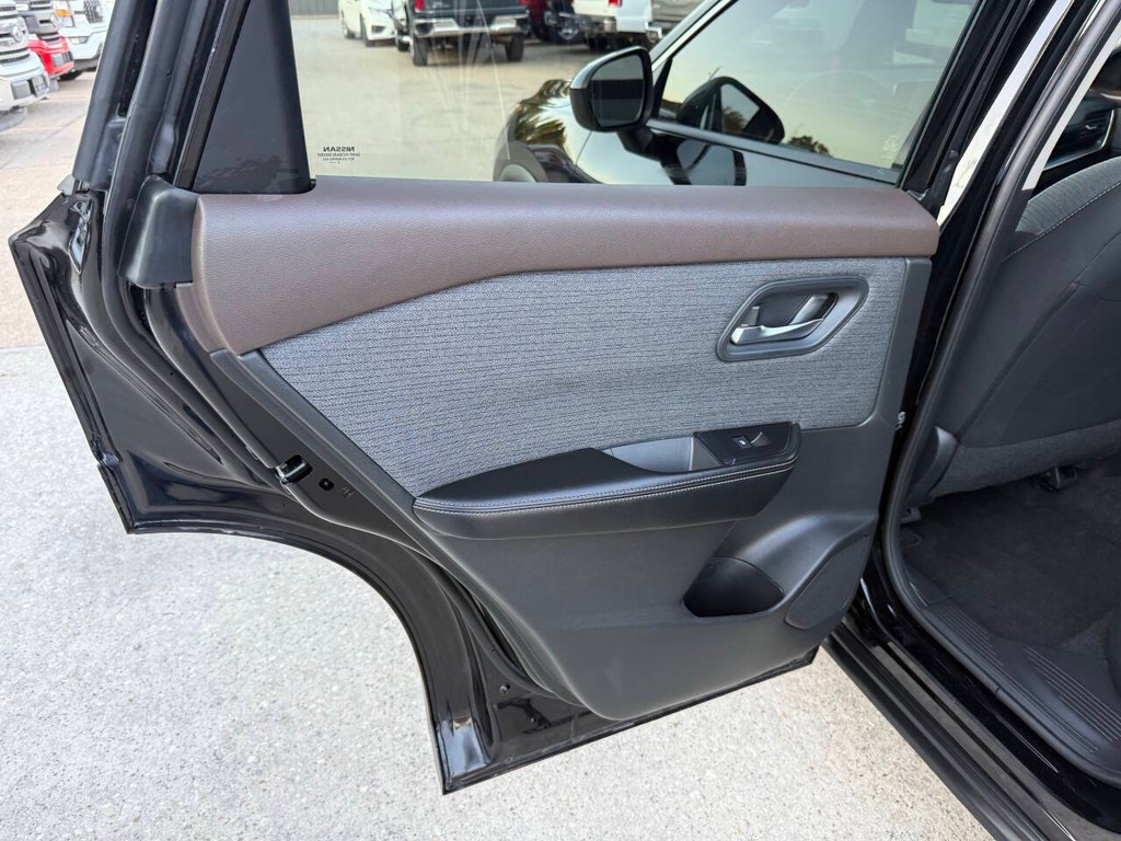 Nissan Rogue Vehicle Full-screen Gallery Image 14