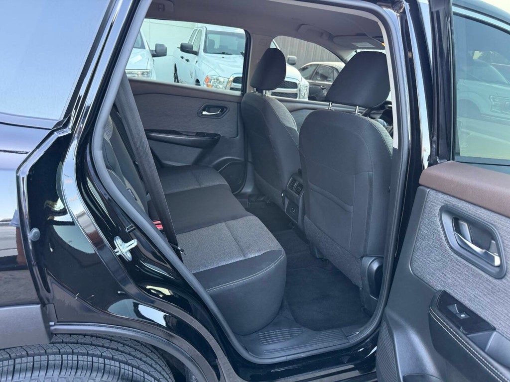 Nissan Rogue Vehicle Full-screen Gallery Image 15