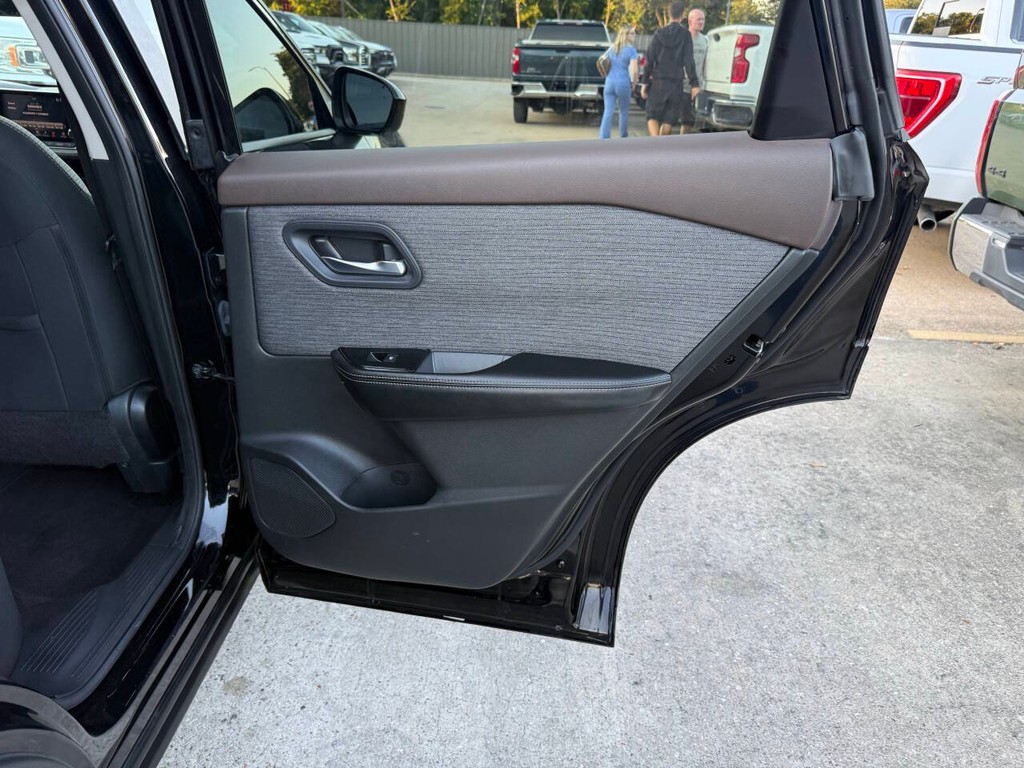 Nissan Rogue Vehicle Full-screen Gallery Image 16
