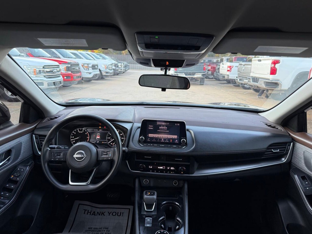 Nissan Rogue Vehicle Full-screen Gallery Image 17