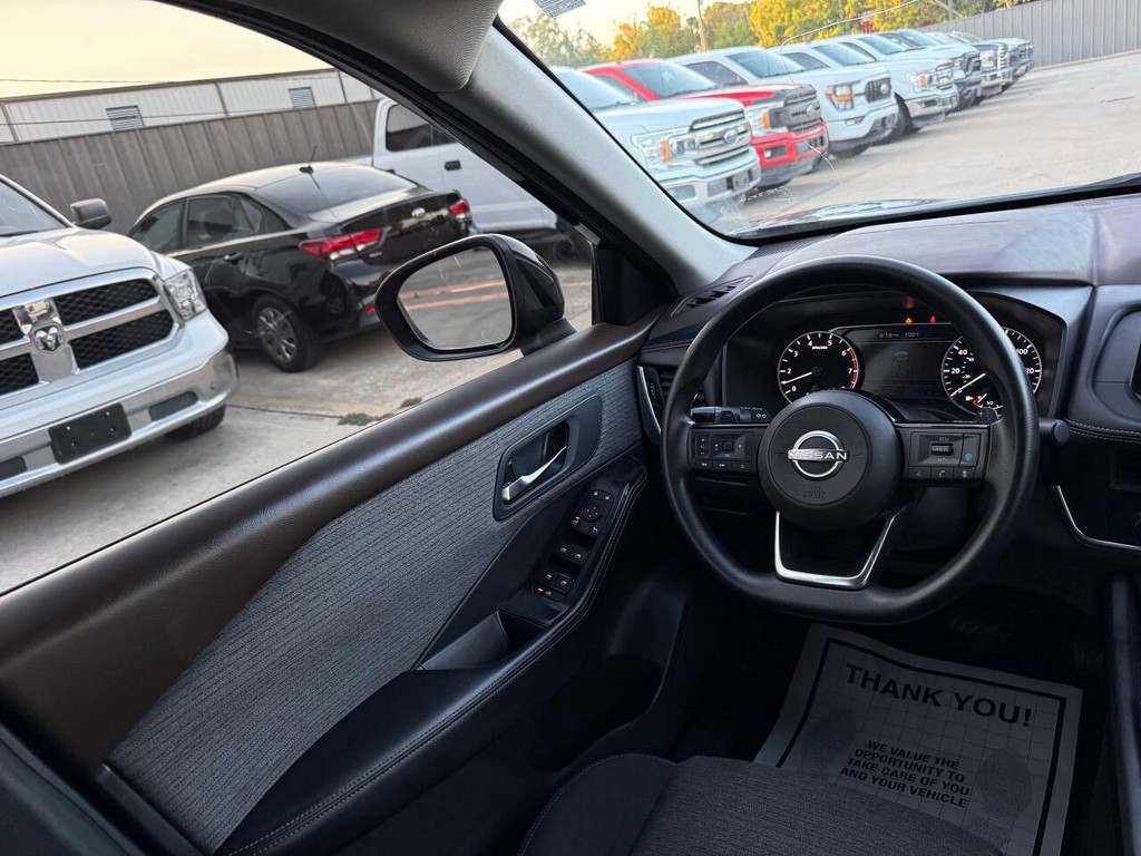 Nissan Rogue Vehicle Full-screen Gallery Image 19