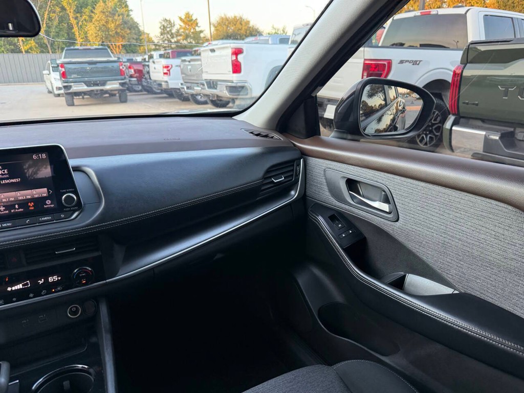 Nissan Rogue Vehicle Full-screen Gallery Image 20