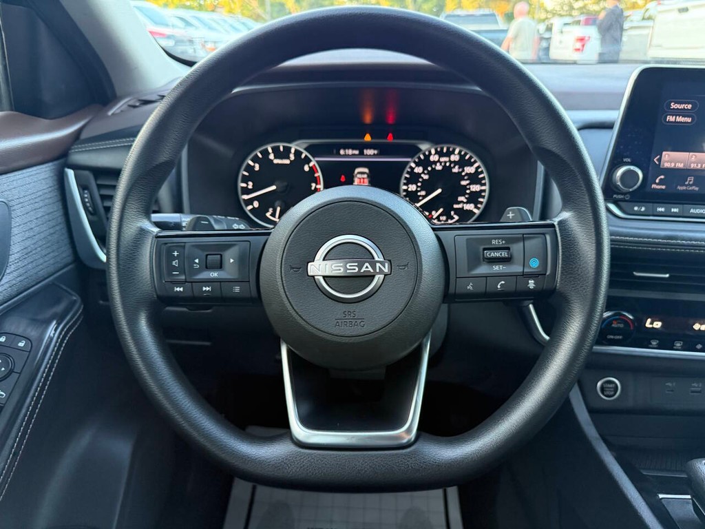 Nissan Rogue Vehicle Full-screen Gallery Image 23