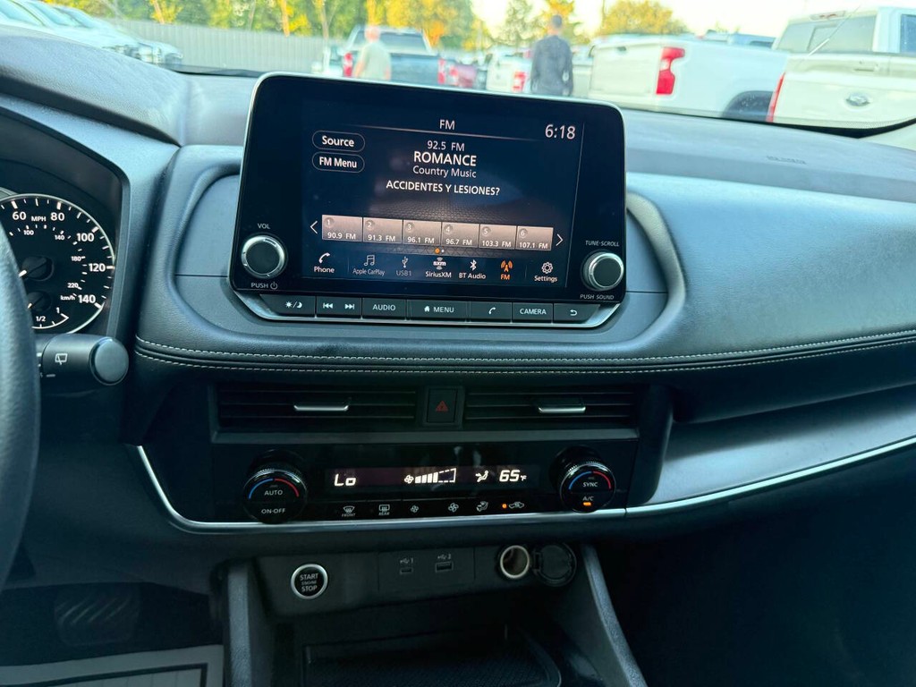 Nissan Rogue Vehicle Full-screen Gallery Image 24