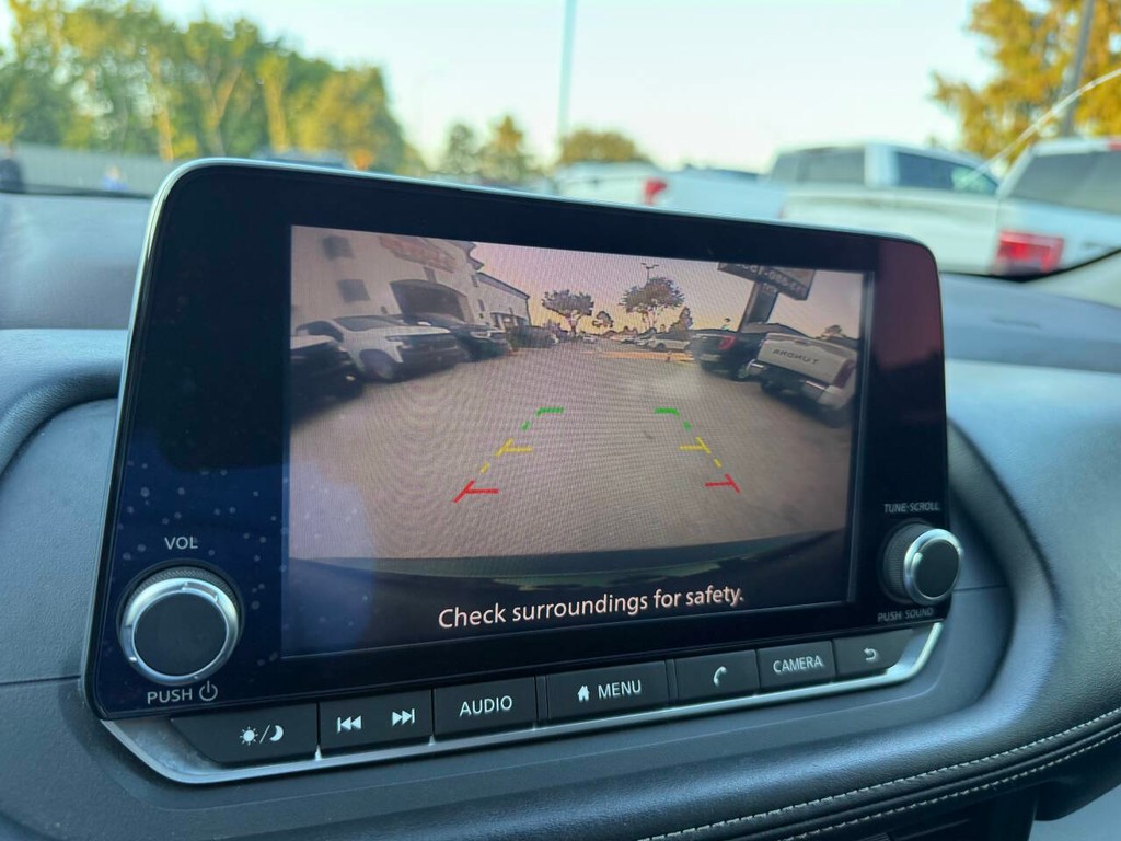 Nissan Rogue Vehicle Full-screen Gallery Image 26