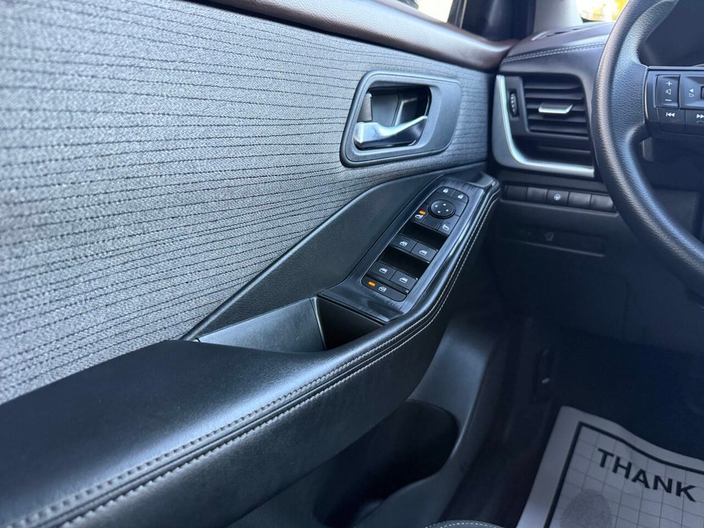 Nissan Rogue Vehicle Full-screen Gallery Image 29