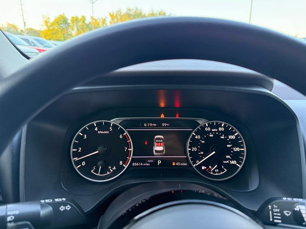 Nissan Rogue Vehicle Full-screen Gallery Image 30