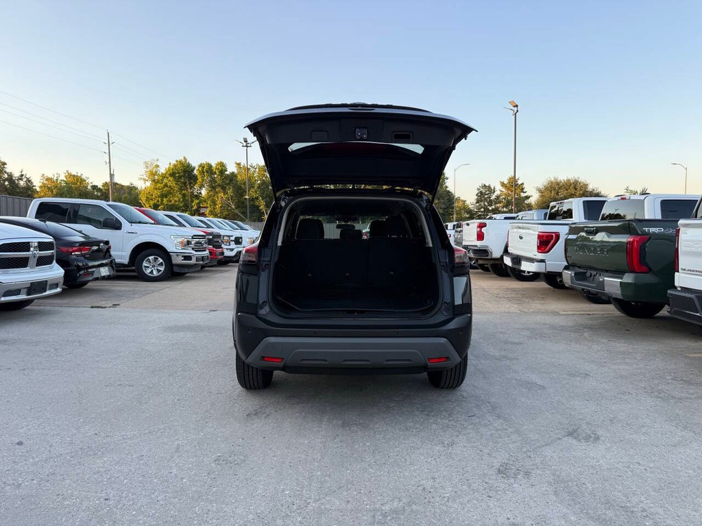 Nissan Rogue Vehicle Full-screen Gallery Image 35