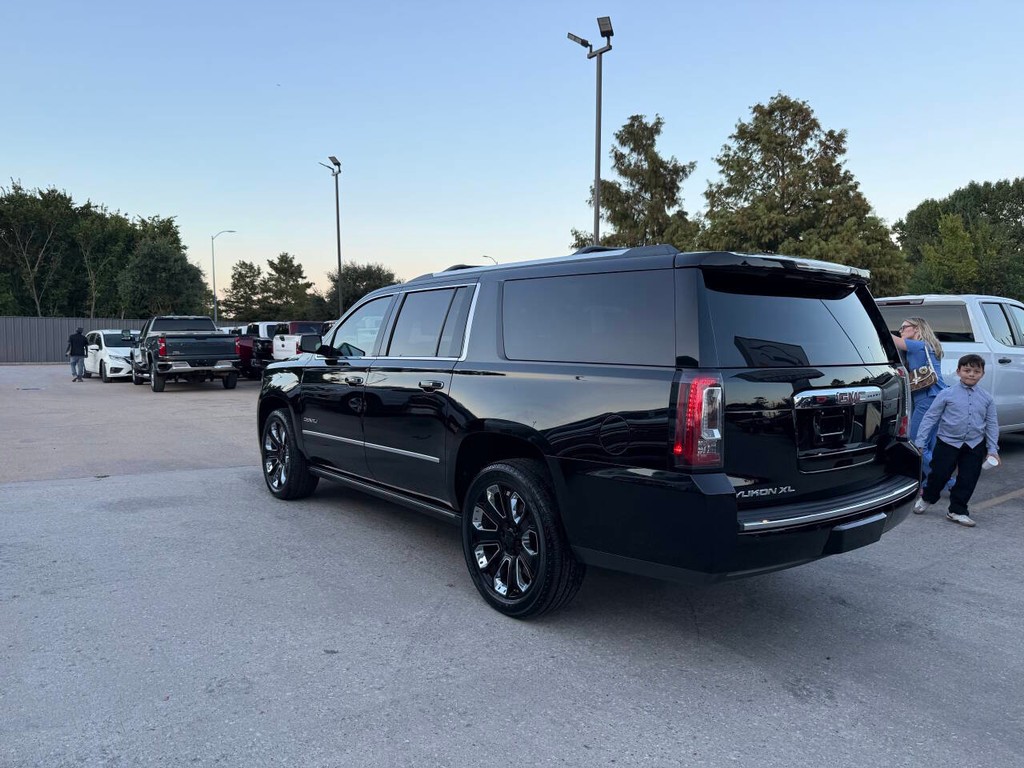 GMC Yukon XL Vehicle Full-screen Gallery Image 04