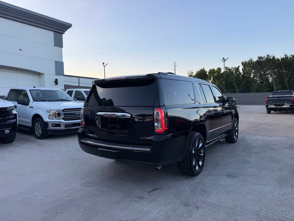 GMC Yukon XL Vehicle Full-screen Gallery Image 05