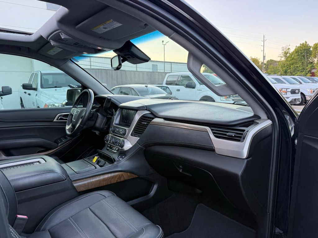 GMC Yukon XL Vehicle Full-screen Gallery Image 09