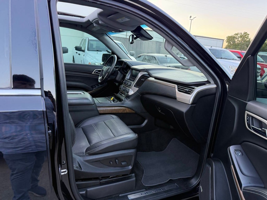 GMC Yukon XL Vehicle Full-screen Gallery Image 12
