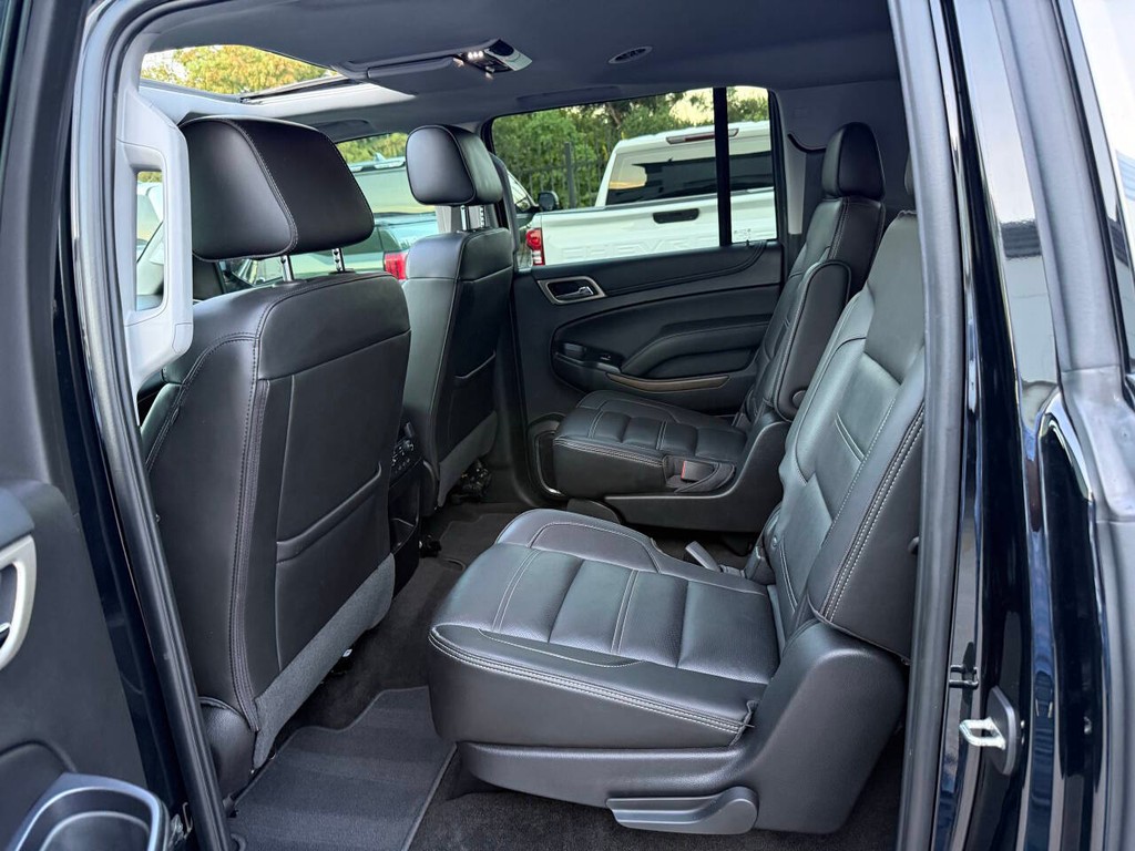 GMC Yukon XL Vehicle Full-screen Gallery Image 16