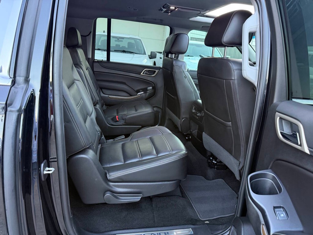 GMC Yukon XL Vehicle Full-screen Gallery Image 17
