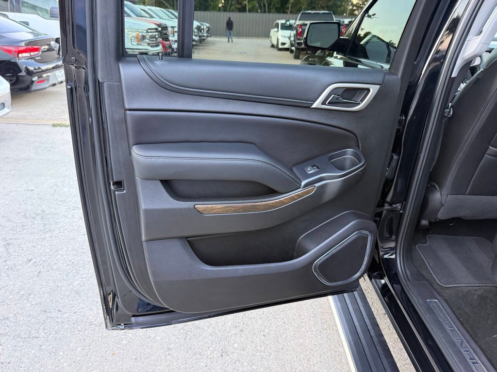 GMC Yukon XL Vehicle Full-screen Gallery Image 18