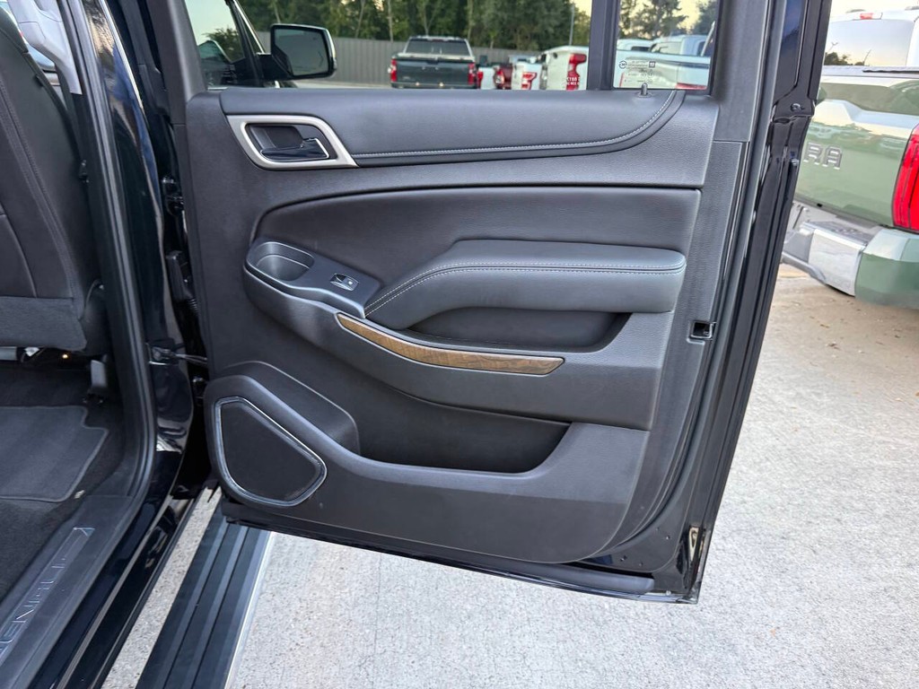 GMC Yukon XL Vehicle Full-screen Gallery Image 20
