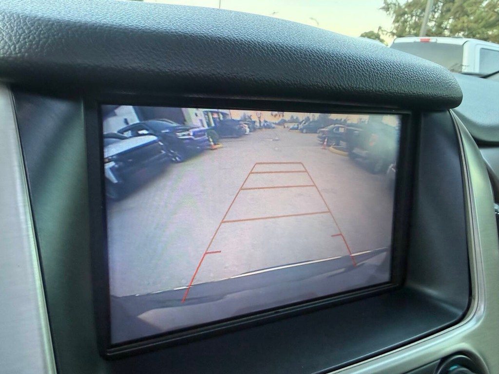 GMC Yukon XL Vehicle Full-screen Gallery Image 31