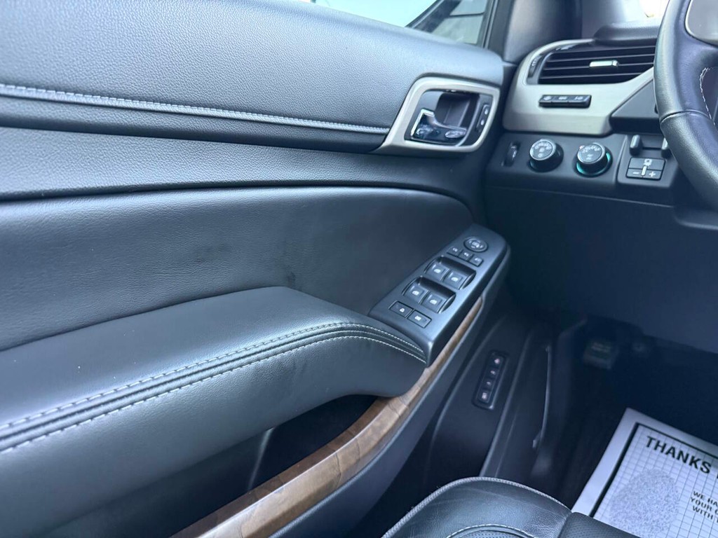 GMC Yukon XL Vehicle Full-screen Gallery Image 36