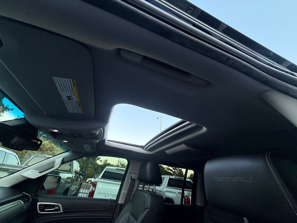 GMC Yukon XL Vehicle Full-screen Gallery Image 38