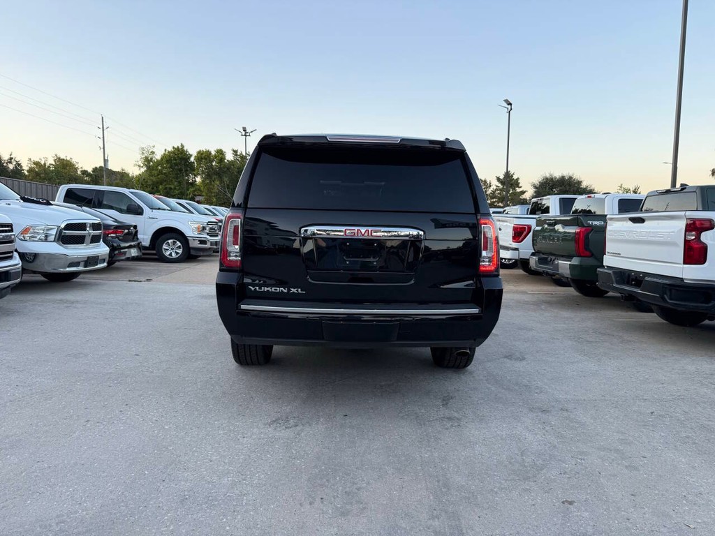 GMC Yukon XL Vehicle Full-screen Gallery Image 45