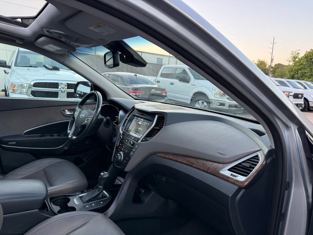 Hyundai Santa Fe Vehicle Full-screen Gallery Image 09
