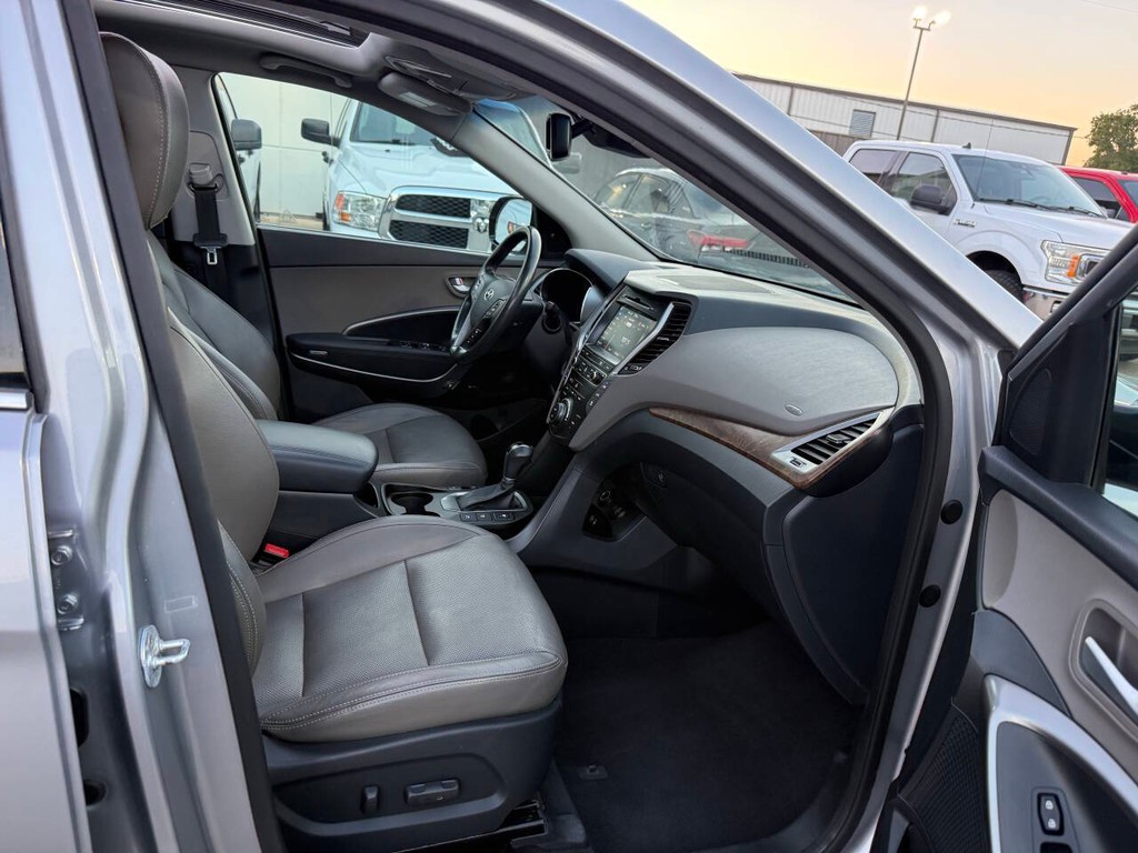 Hyundai Santa Fe Vehicle Full-screen Gallery Image 10