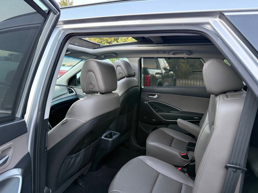 Hyundai Santa Fe Vehicle Full-screen Gallery Image 12